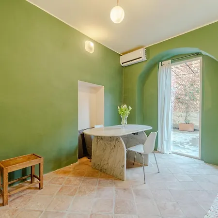 Guesthost - Romantic Getaway In Cozy With Terrace