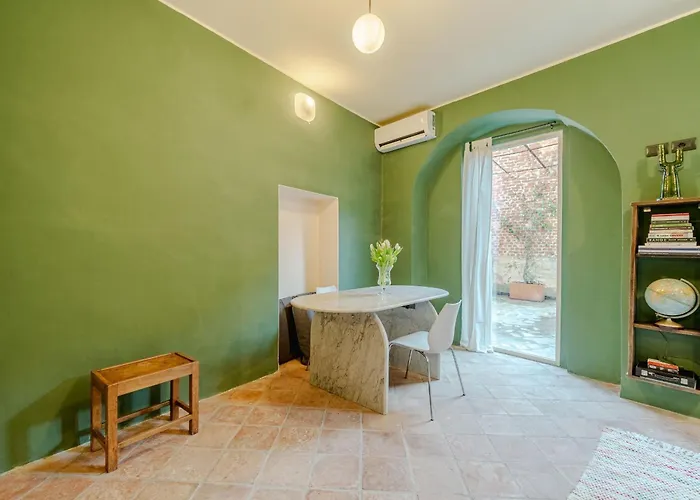 Guesthost - Romantic Getaway In Cozy With Terrace