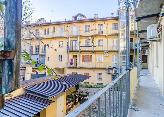 Guesthost - Romantic Getaway In Cozy With Terrace Турин
