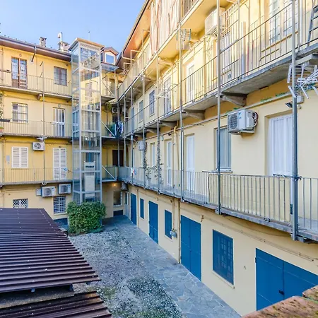 Guesthost - Romantic Getaway In Cozy With Terrace Lägenhet Turin